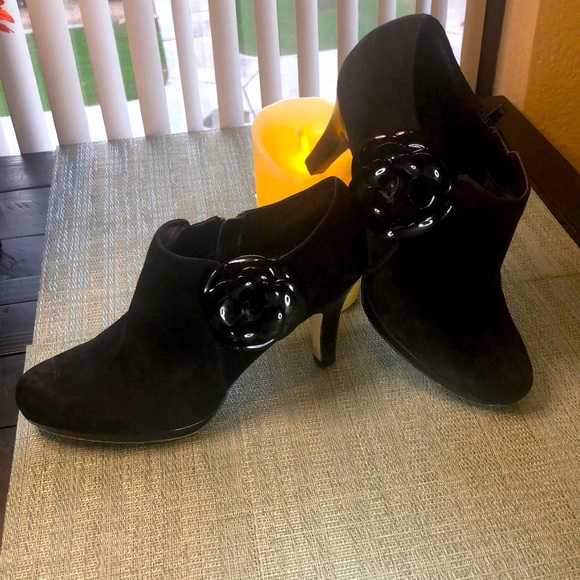 Anne Klein Shoes - #95 Anne Klein Zip Up Bootie With Flower Detail 🌸
